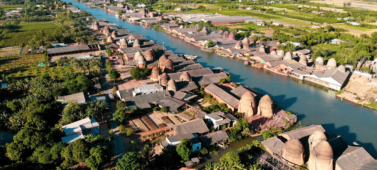 Làng gạch gốm Mang Thít